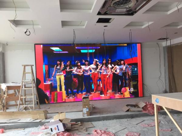 El panel de pantalla LED interior P1.923 RGB que hace publicidad de talla 0 del módulo de la cartelera 246x246m m del LED