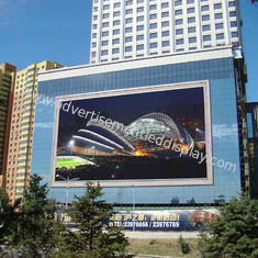 Displays LED resistentes a las intempéries perfectos para publicidad exterior continua